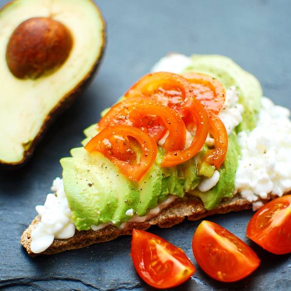 Knäckebröd med keso, avokado och tomat