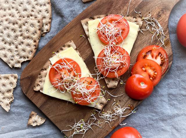 Knäckebröd med ost och grönsaker