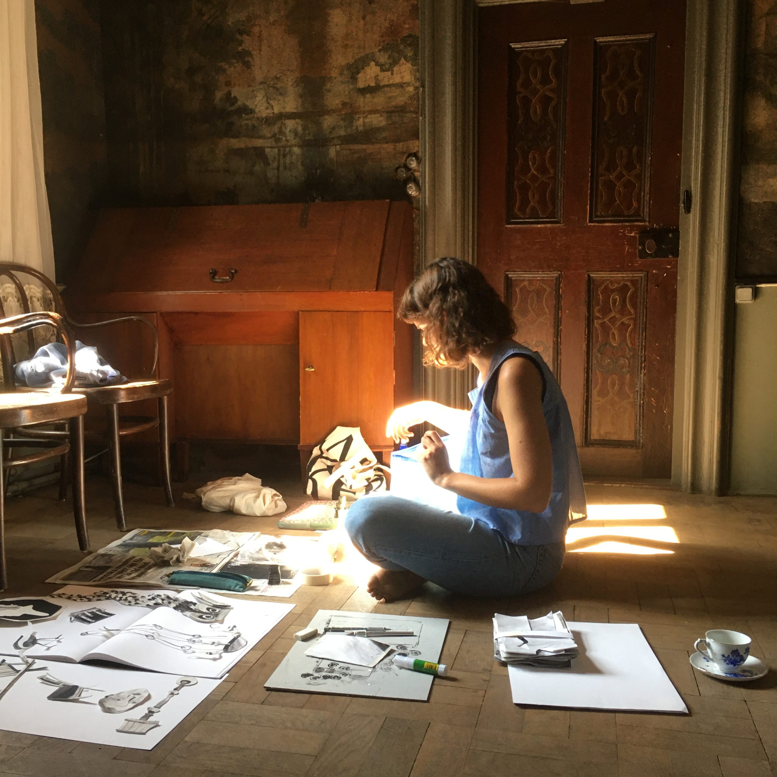 Artist Catherine Paterson working in a room at Gathenhielmska Huset.