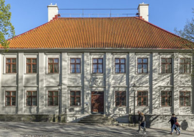 The facade of Gathenhielmska Huset, as seen from Stigbergstorget. A white building with a red tiled roof.