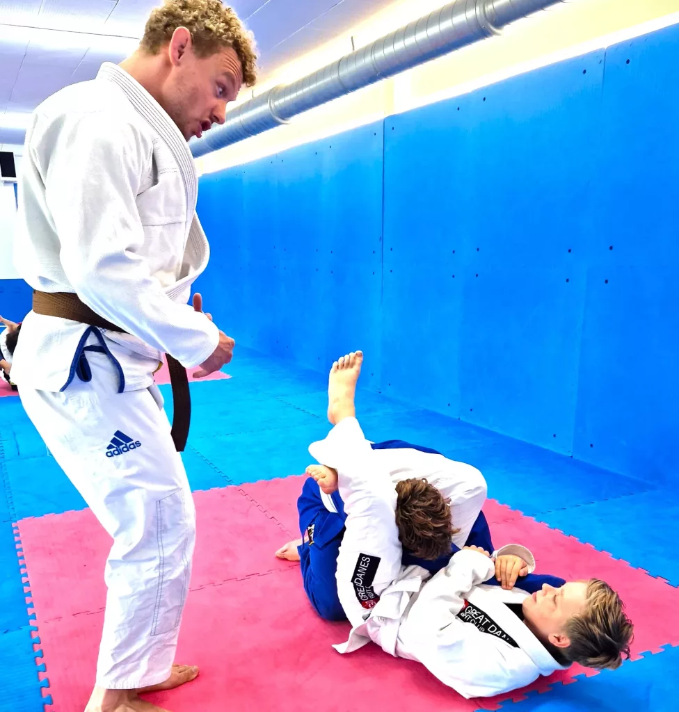 træner og børn til bjj i odense