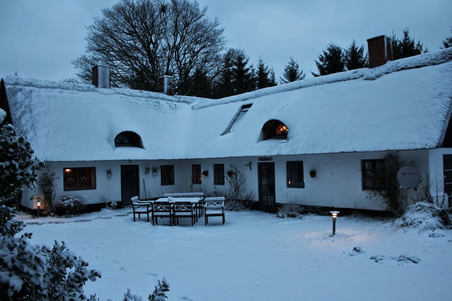 Her er huset vi bor i badet i sne