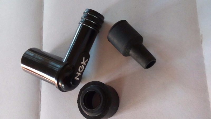 NGK Zuendkerzenstecker LB05F schwarz 254403876433