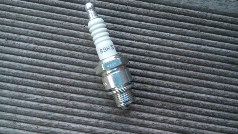 NGK Zuendkerze B9HS MZ ETZ 250 ETS Simson Star Kawasaki Mach 34 Puch Cobra 254412013276