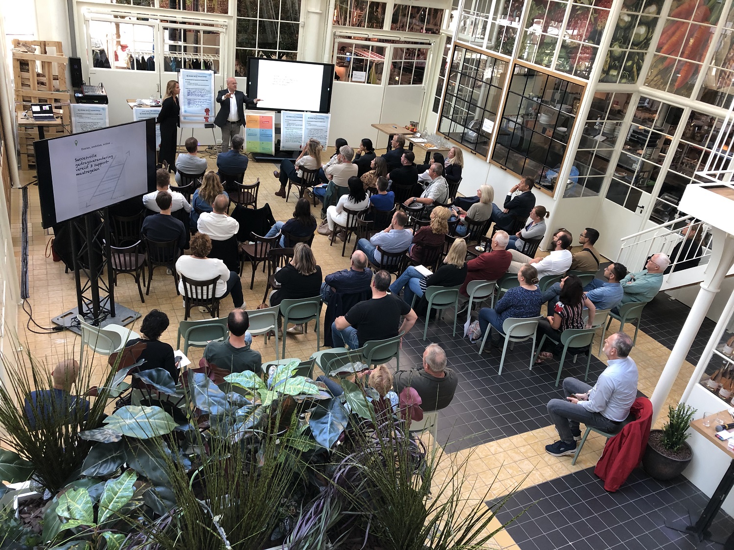 Afbeelding van raadsleden in een zaal tijdens de raadsconferentie