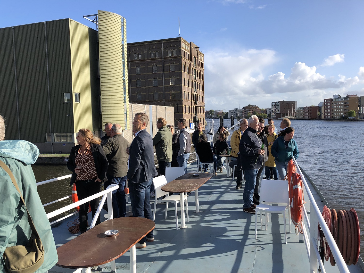 Afbeelding van de  boottocht op de Zaan, waar de deelnemers op het dek staan