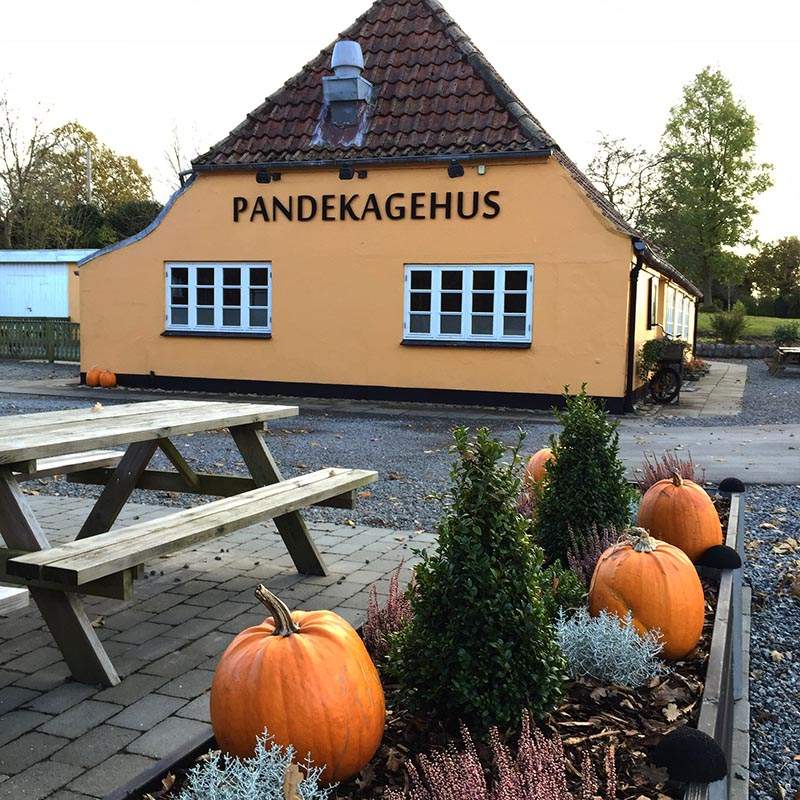 Genner Hoel Pandekagehuset udefra med Halloween pynt