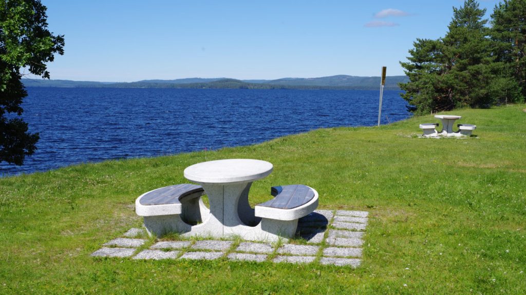 Rastplats med bord och bänkar vid Gesundens strand. Foto: Peter Ladan.