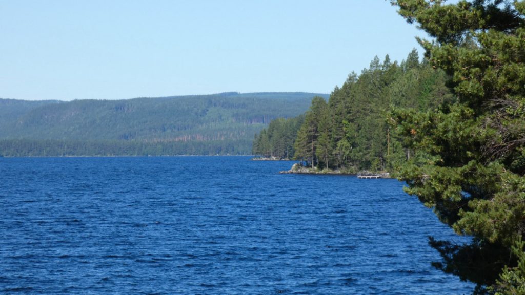 Utsikt över sjön Gesunden och den äldre berggrunden västerut. Foto: Katarina Söderlund.