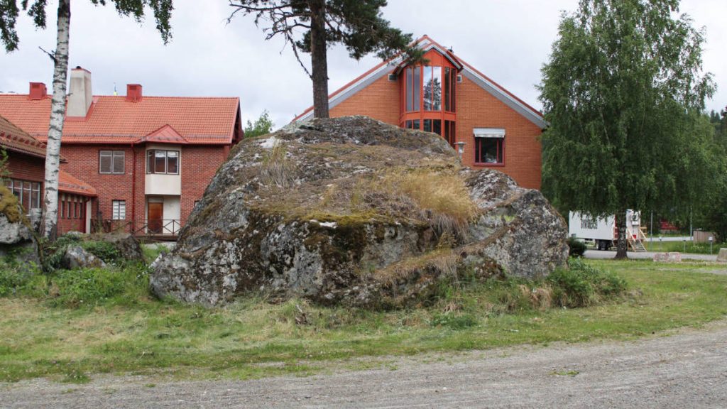 Jättelikt stenblock vid bebyggelse vid Nornan. Foto: Lovis Uhlgrén.