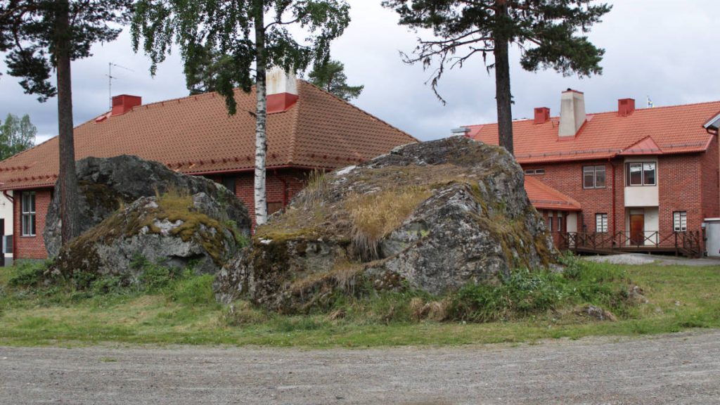 Jättelika stenblock vid bebyggelse vid Nornan. Foto: Lovis Uhlgrén.