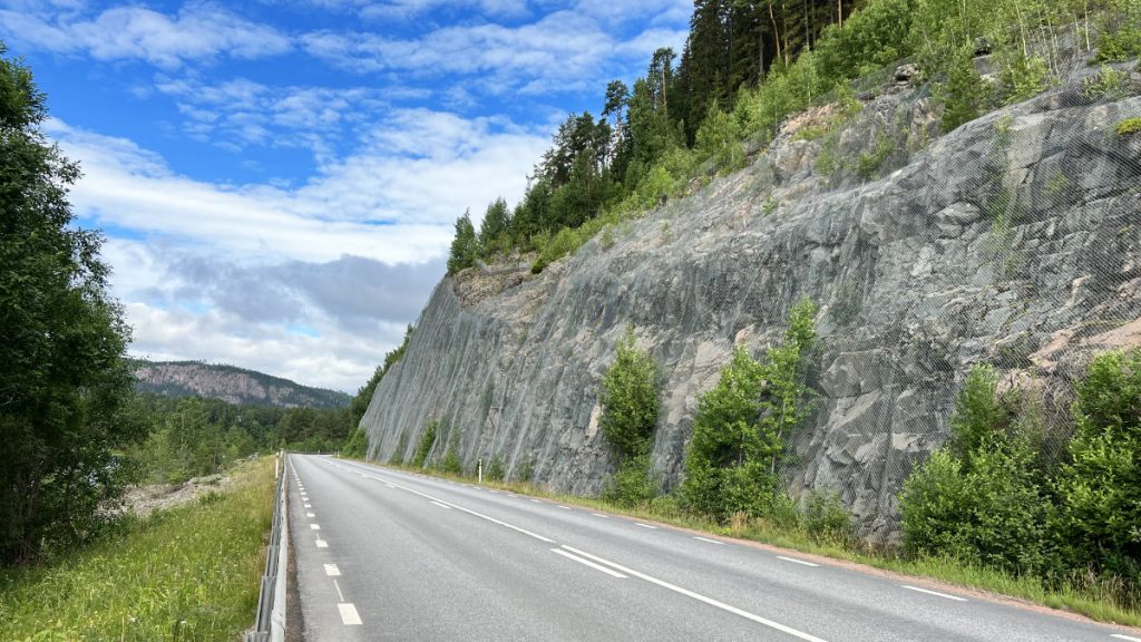 Avståndsbild på bergvägg som synliggör geologiska fenomen. Foto: Souleiko Abdi Olade. 