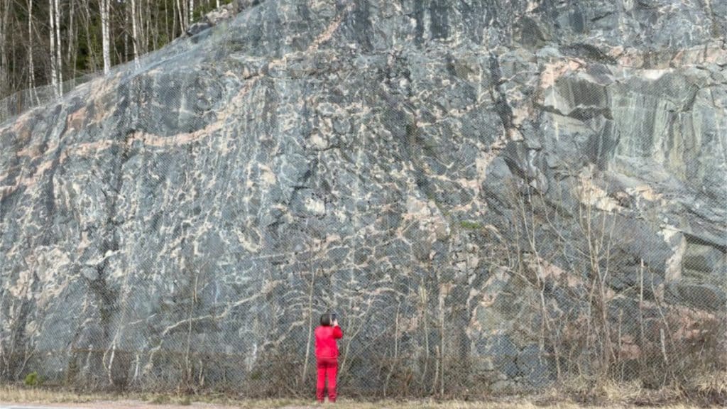 Bergvägg som visar strukturer av granit och gabbro. Foto: Peter Ladan. 