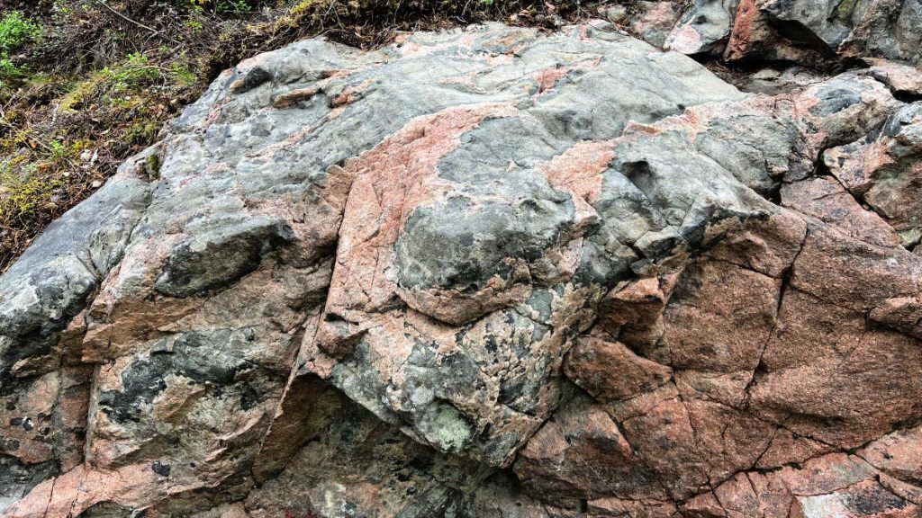 Närbild på strukturer av granit och gabbro i bergvägg. Foto: Souleiko Abdi Olade. 