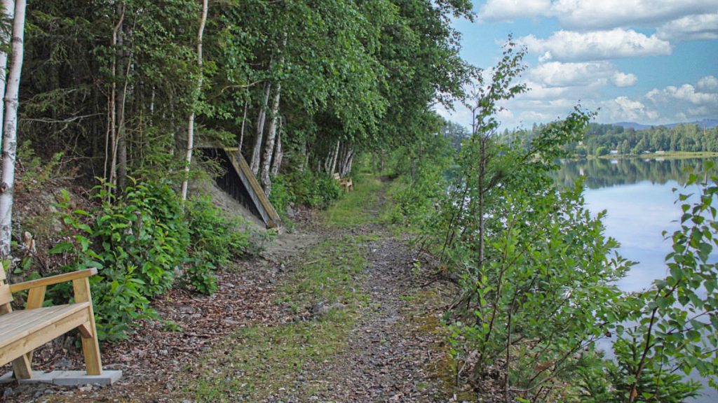 Strandpromenad vid utställning där man kan se varv av olika kornstorlek. Foto: Lovis Uhlgrén. 