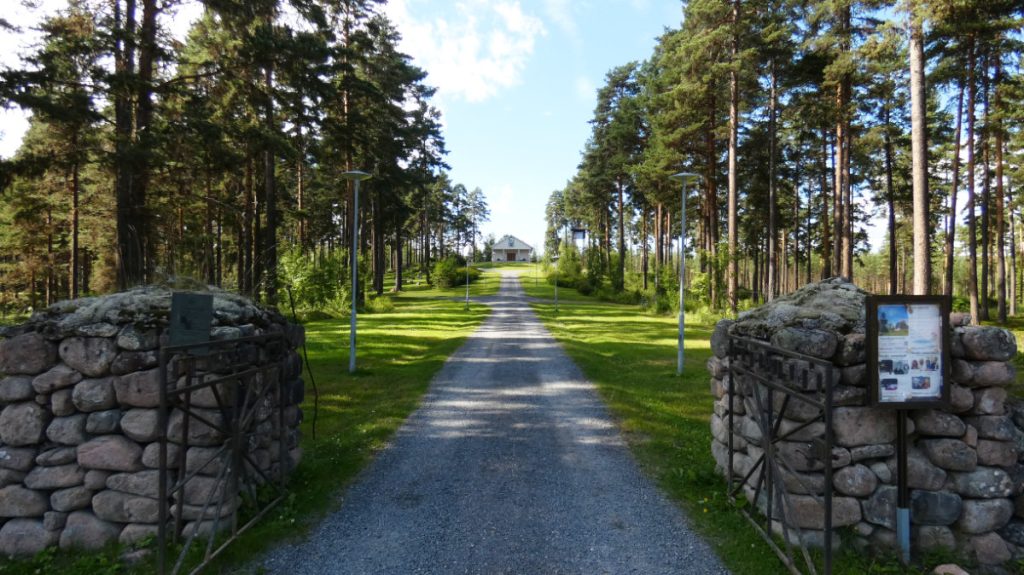 Entrén till Fors skogskyrkogård. Foto: Katarina Söderlund. 