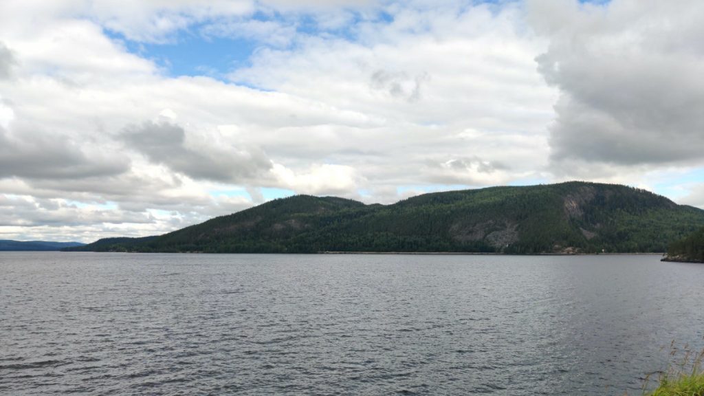 Sjön Gesunden med äldre berggrund i bakgrunden. Foto: Lovis Uhlgrén. 