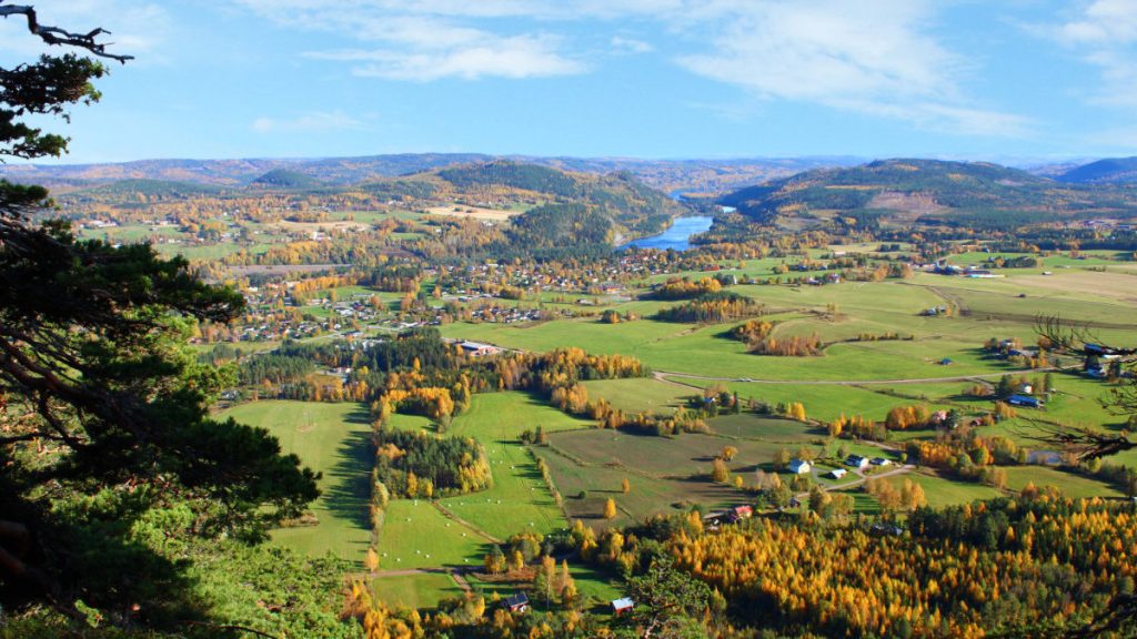 Utsikt över Ragundas bergkullandskap från Kullstaberget. Foto: Lovis Uhlgrén. 