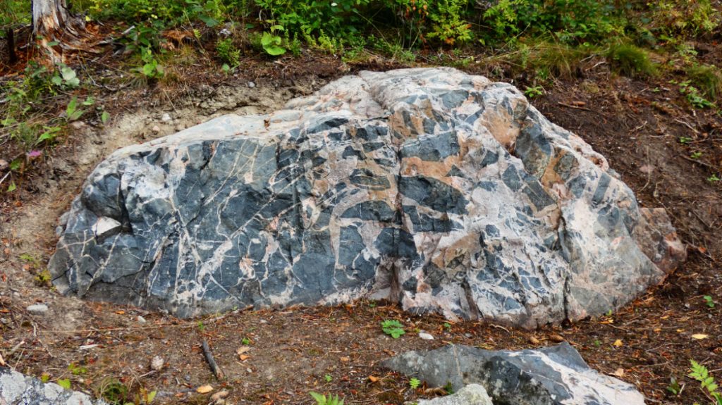 Bergvägg med strukturer av granit och gabbro. Foto: Katarina Söderlund.