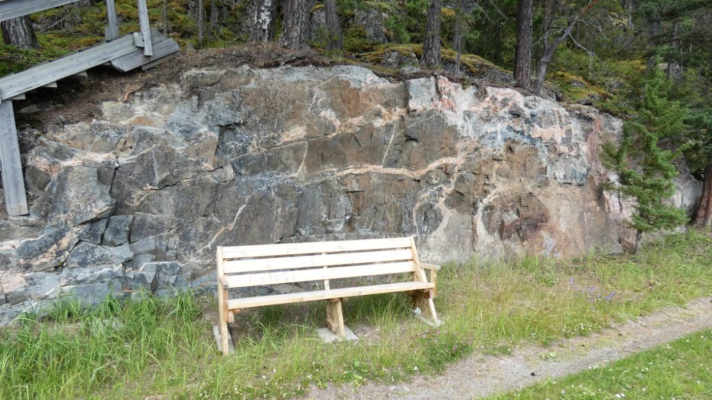 Bergvägg med gångar och körtlar av pegmatit. Foto: Katarina Söderlund.