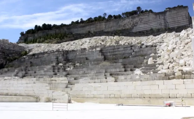 Vue sur la carrière à Oppède, pierres naturelles estaillade