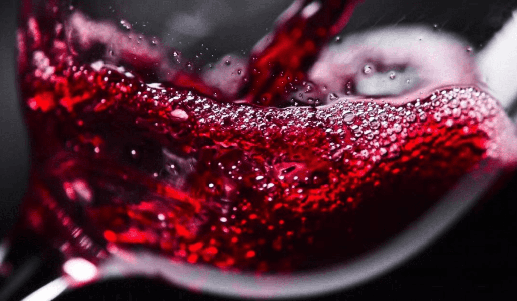 Rotwein im Glas