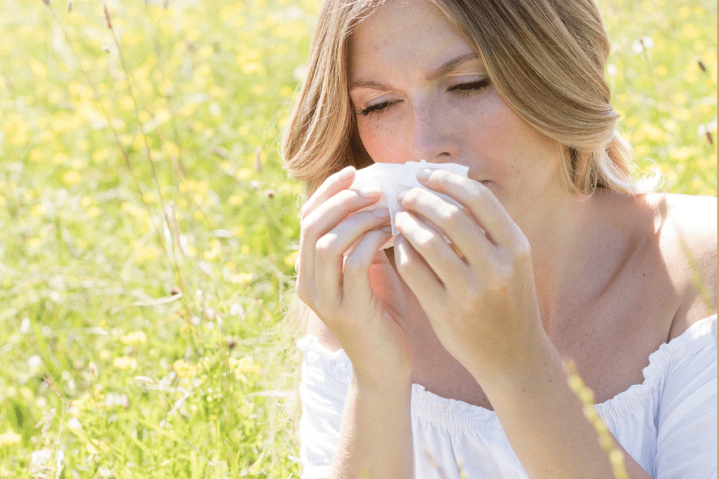 Eine Frau hat eine Allergie.