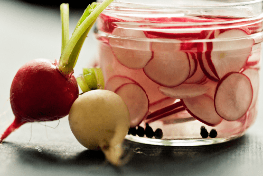 Eingelegte Radieschen im Glas mit Dekoration. Radieschen Rezeptideen