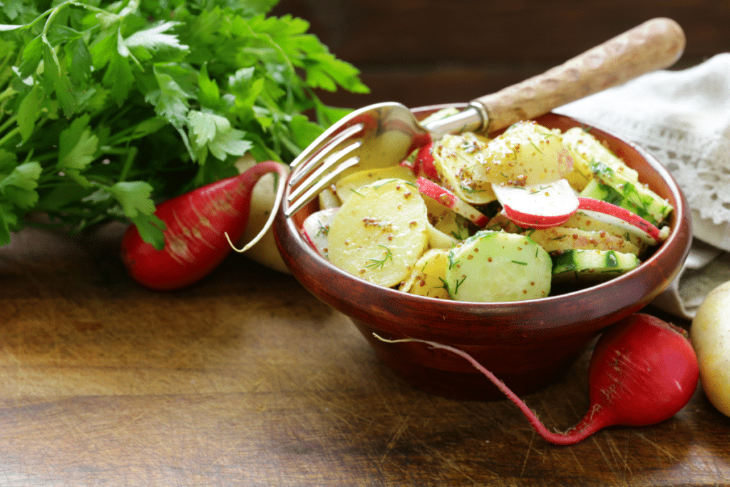 Kartoffel - Radieschen   Salat in einer Schale mit Gabel.