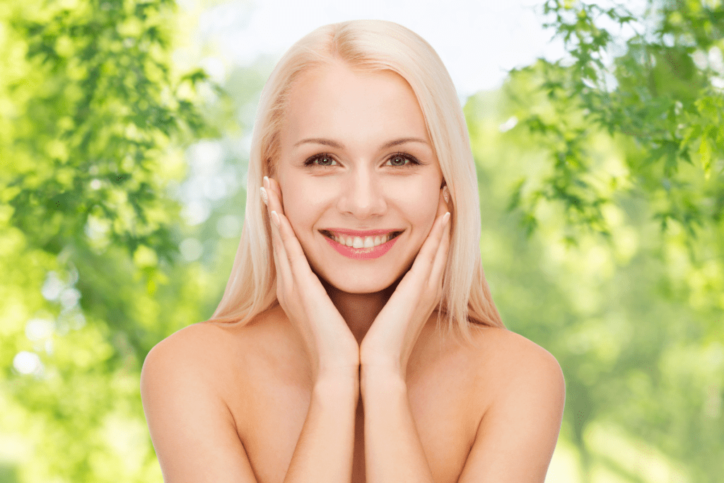 Frau in der Natur mit gesunder Haut und Schöne Haut