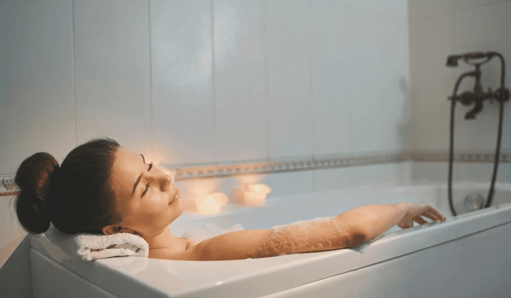 Basenbasd: Frau in der Badewanne