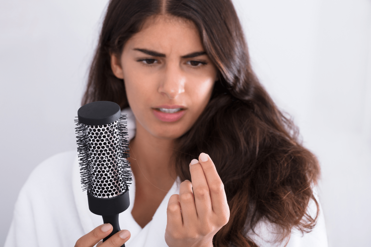 Frau erschrocken über Haarausfall