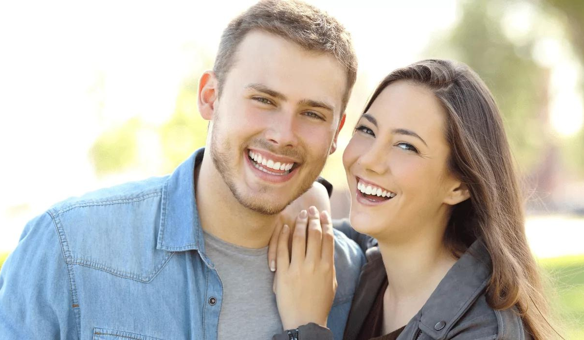 Mann und Frau haben Hausmittel für weiße Zähne