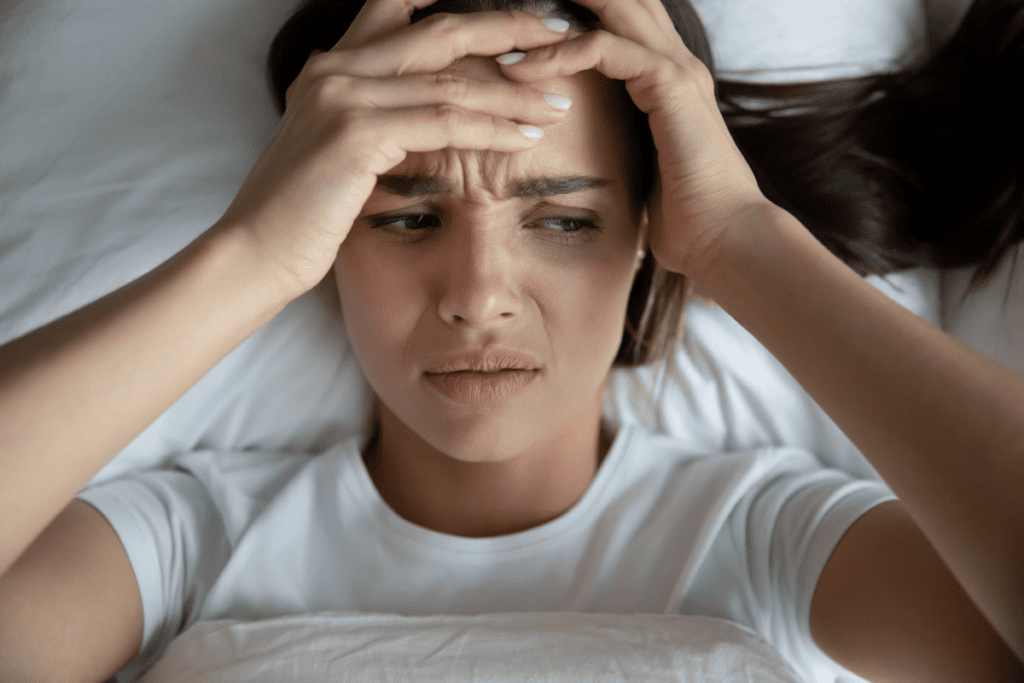 Frau mit Stress Schlafstörungen im Bett