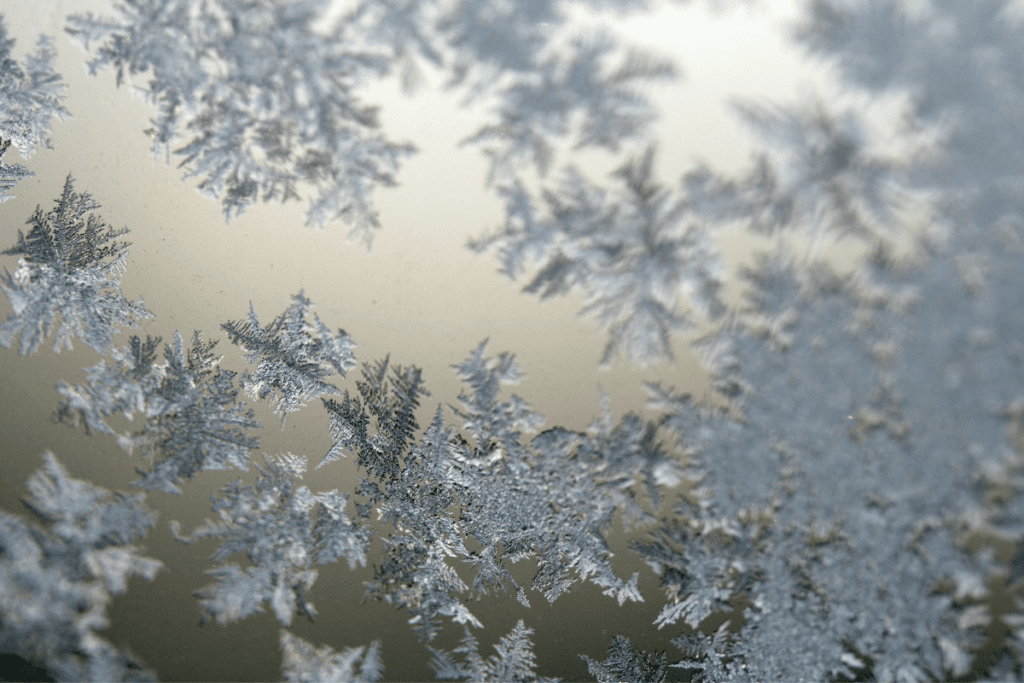 Eis Kristalle auf hellem Hointergrund