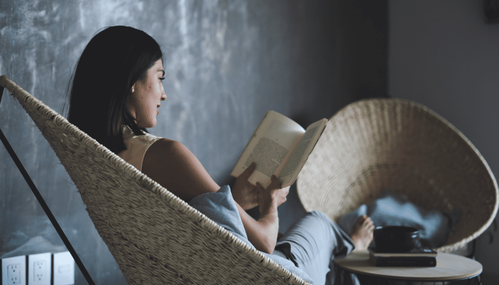 Eine Frau liest abends ein Buch