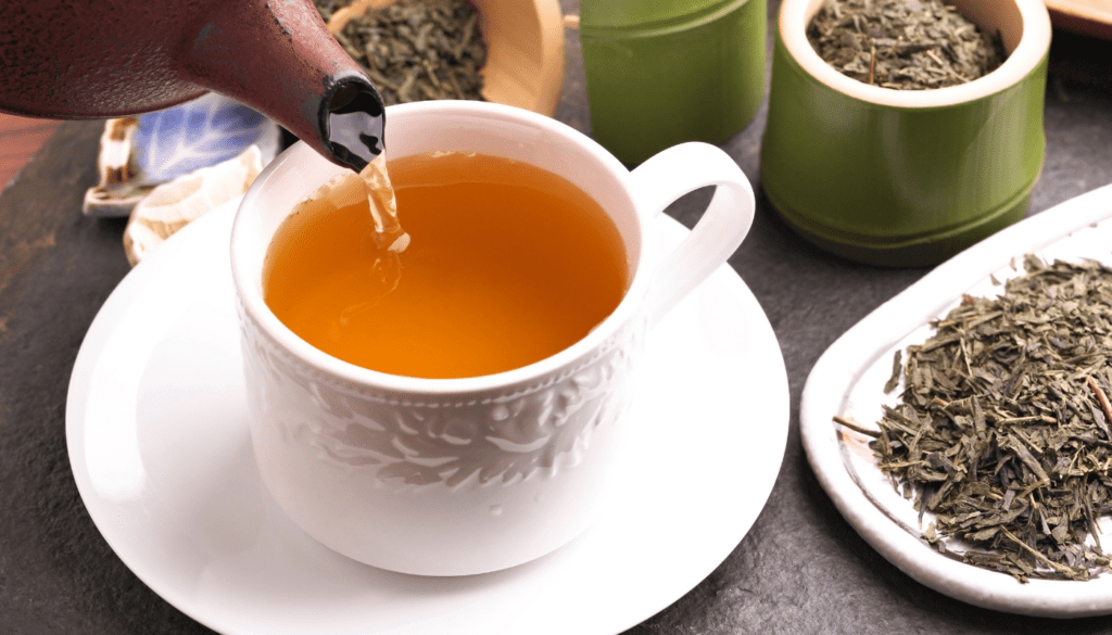 Grüner Tee wird eingegossen