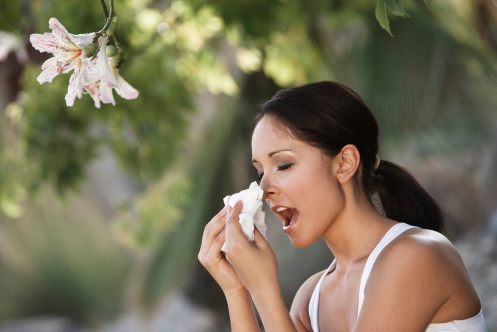 Frau mit Allergie in der Natur