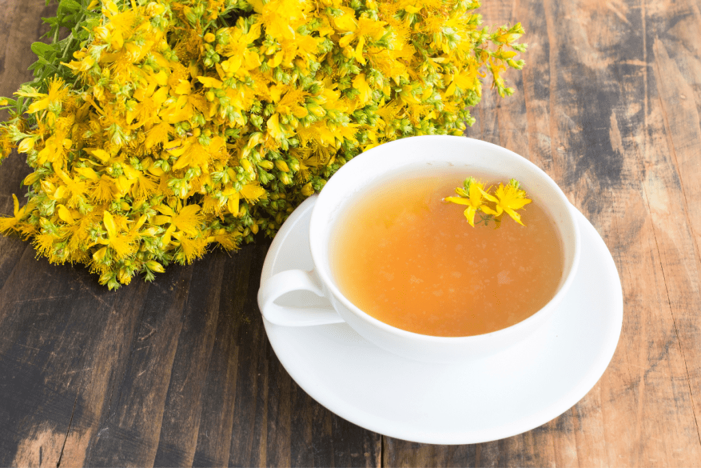 Johanniskraut Blüten und Tee als natürliches Heilmittel gegen Depressionen