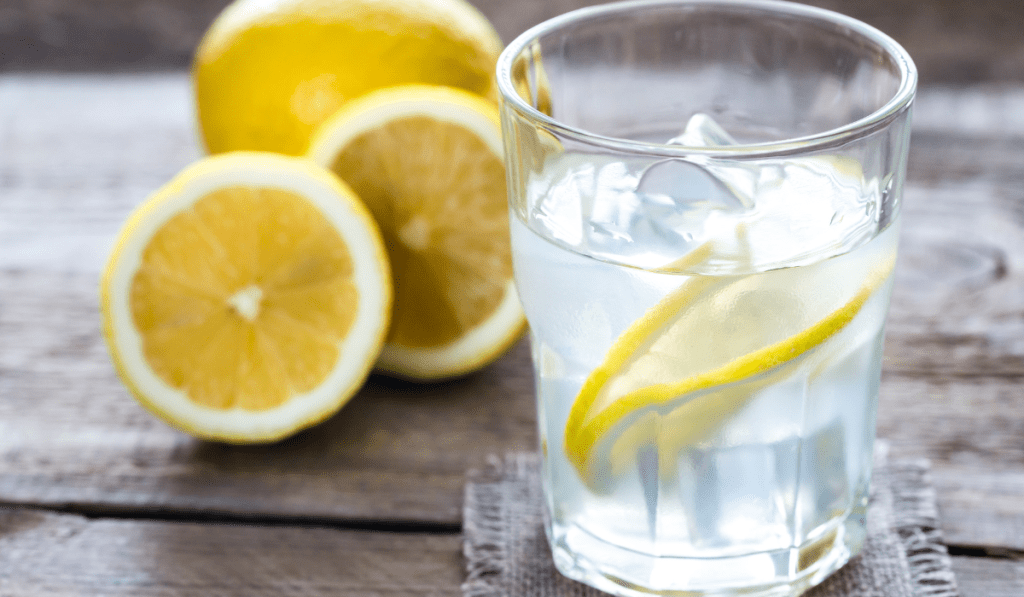 Zitronen Wasser für die Gesundheit