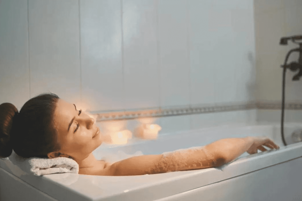 Eine Frau nimmt ein Basenbad in der Badewanne