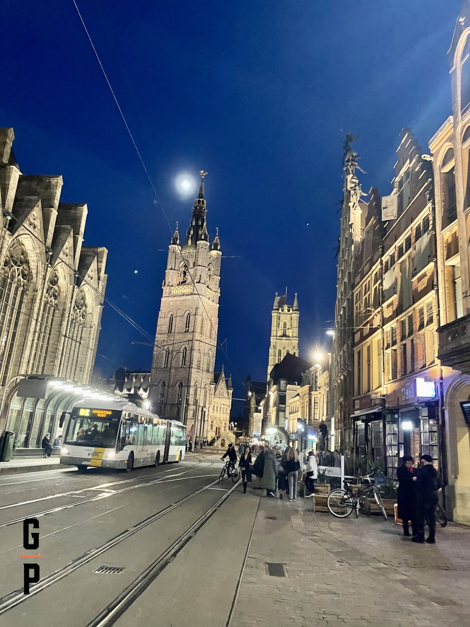 Blue night sky over the centre. 03/01/2023 - 17u33