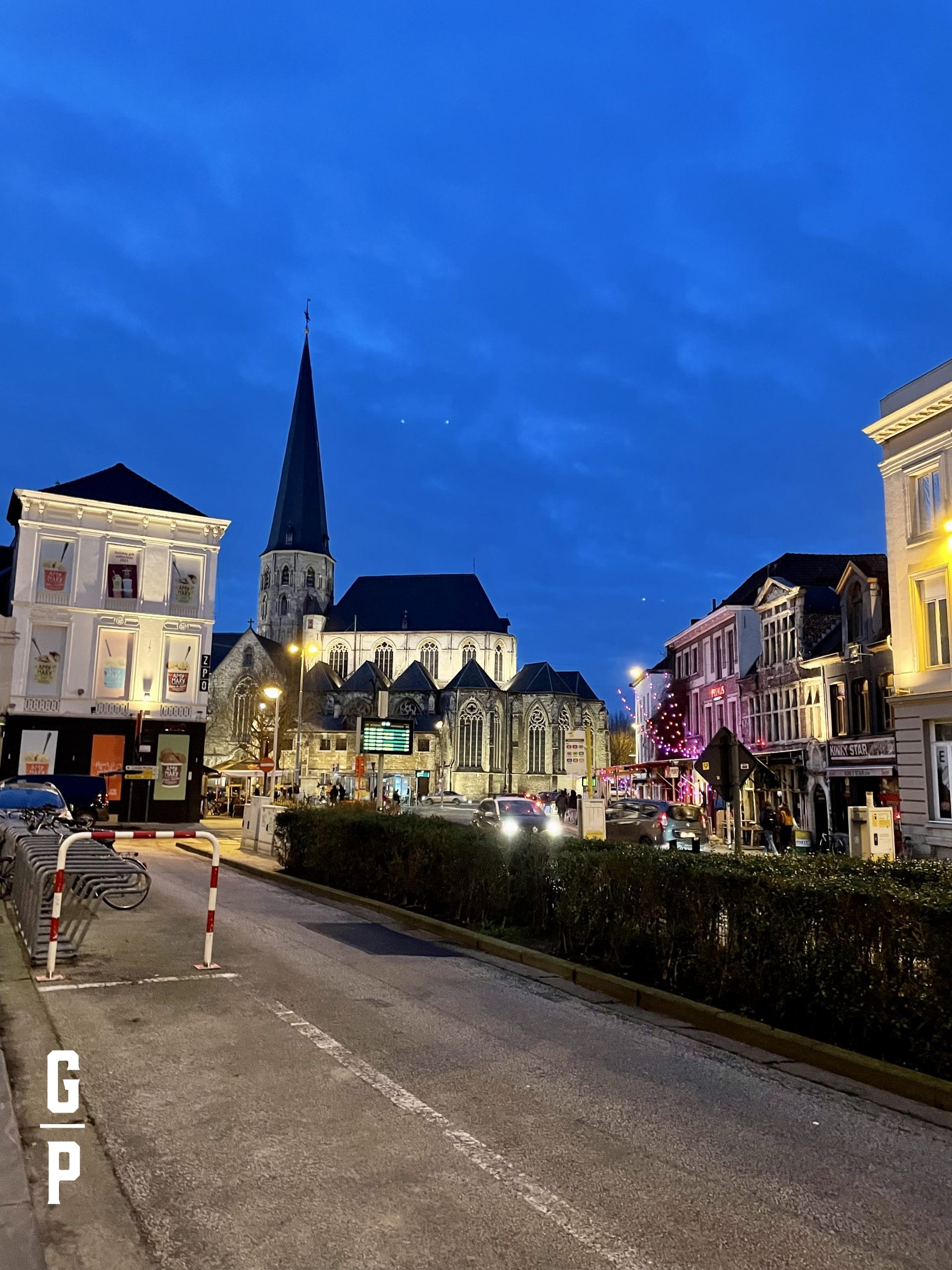 Evening falls over the church. 05/02/2022 - 18u09