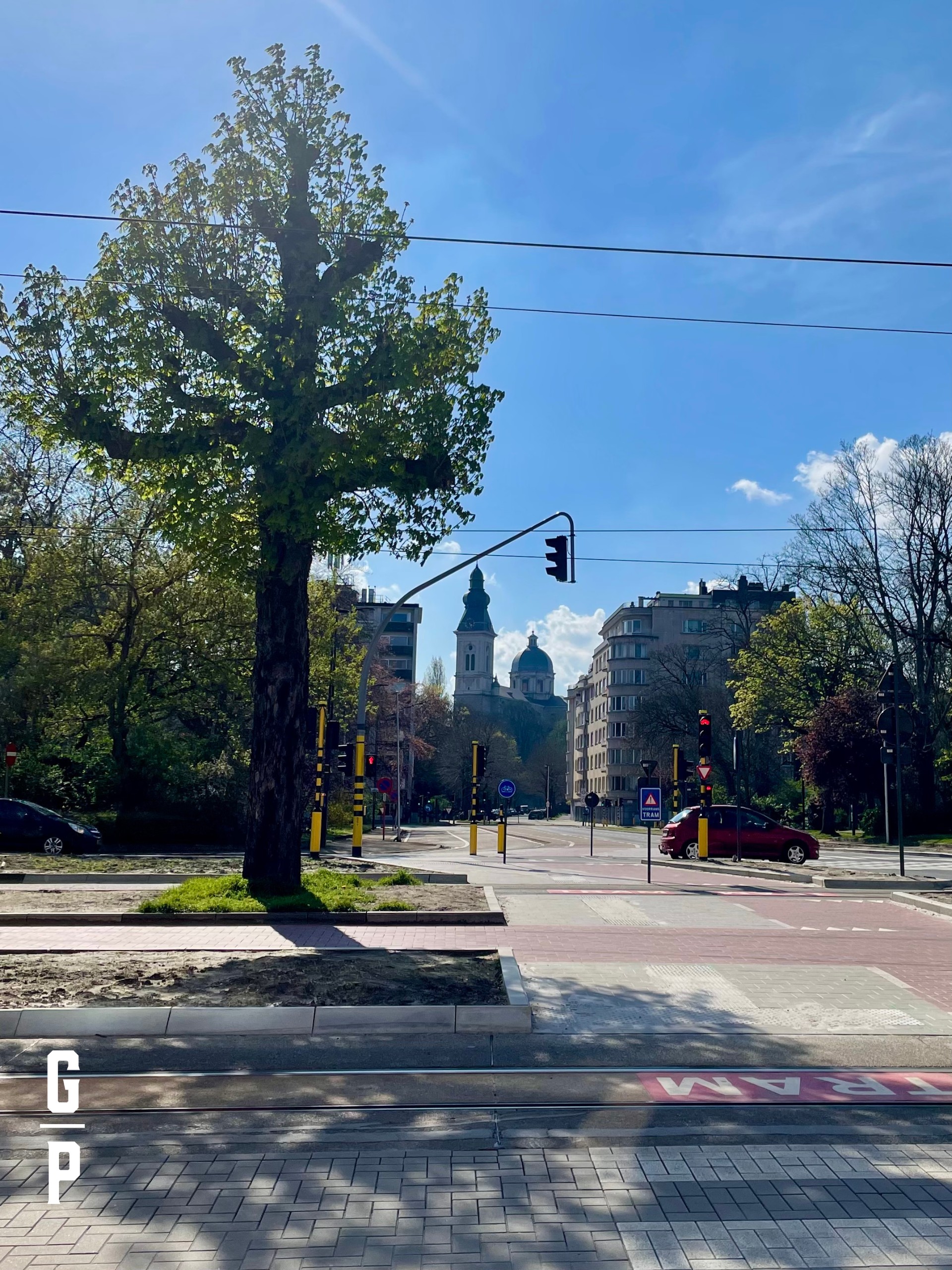 The sun shines into the church. 15/04/2023 - 16u26