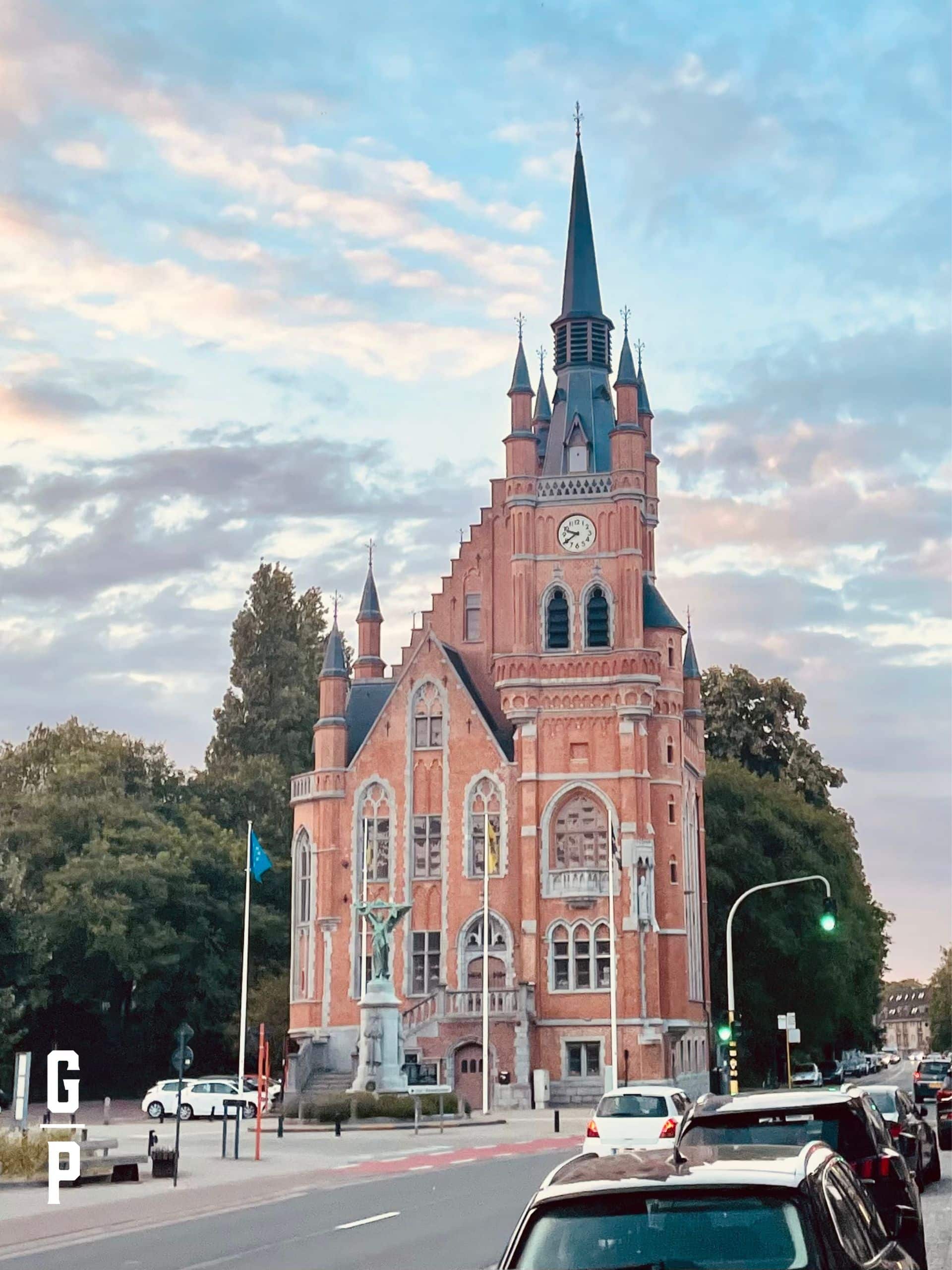 The old town hall in Sint-Amandsberg. 05/07/2023 - 21u40
