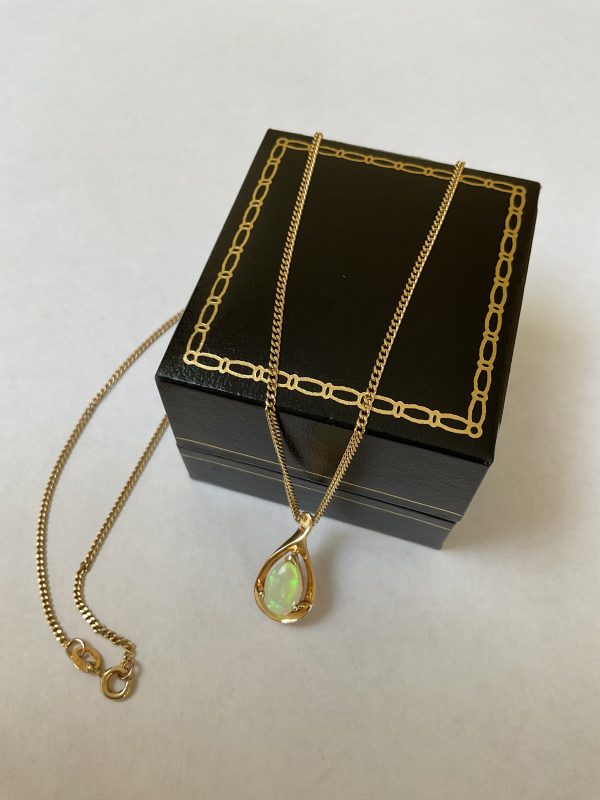 9ct Gold Opal Pendant & Chain