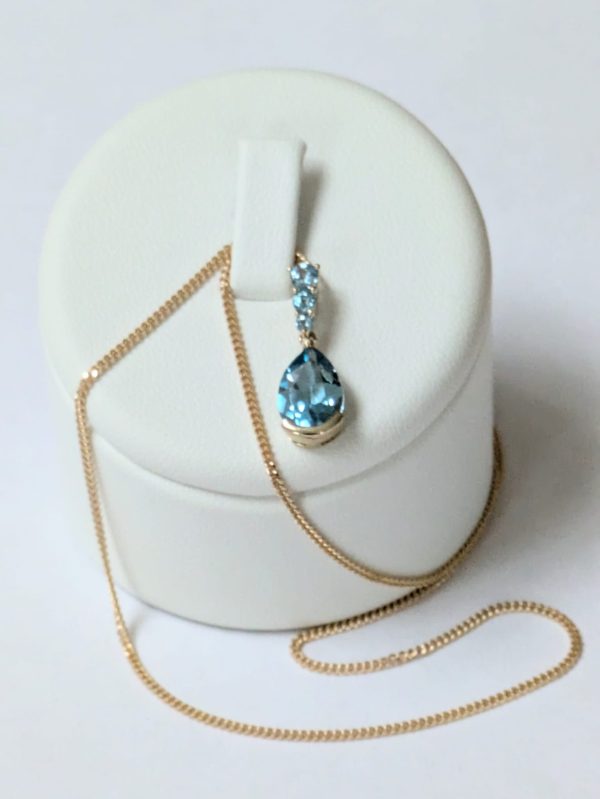 9ct Gold Blue Topaz Pendant & Chain