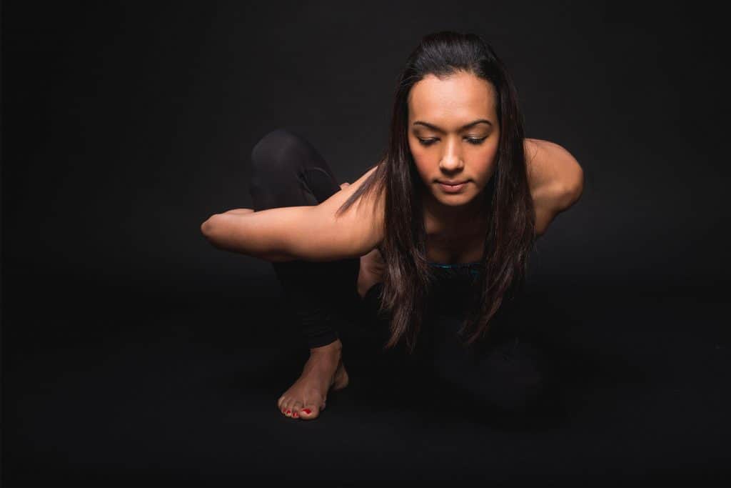 Pamela Ramnares Ayurvedisch Practitioner beoefent Marichyasana B