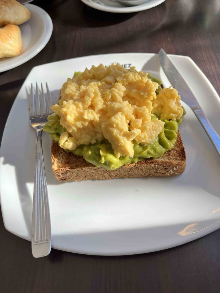 "That Girl" morning routine, toast and eggs