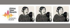 Vrouwelijke Vlaamse voice-over met microfoon en hoofdtelefoon
